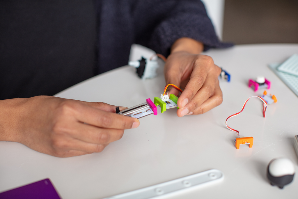 A student builds a circuit out of littleBits.